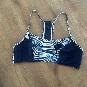 Kuleana women's sports bra. Size L.
